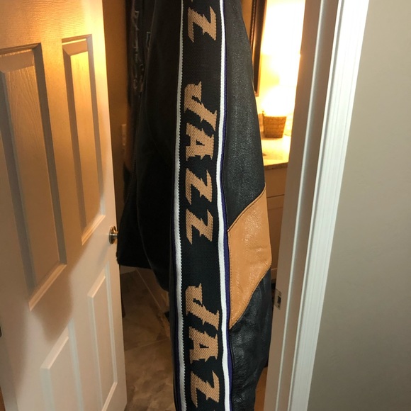 Utah Jazz Leather Jacket. Signed ‘99-‘00 team - Picture 7 of 8